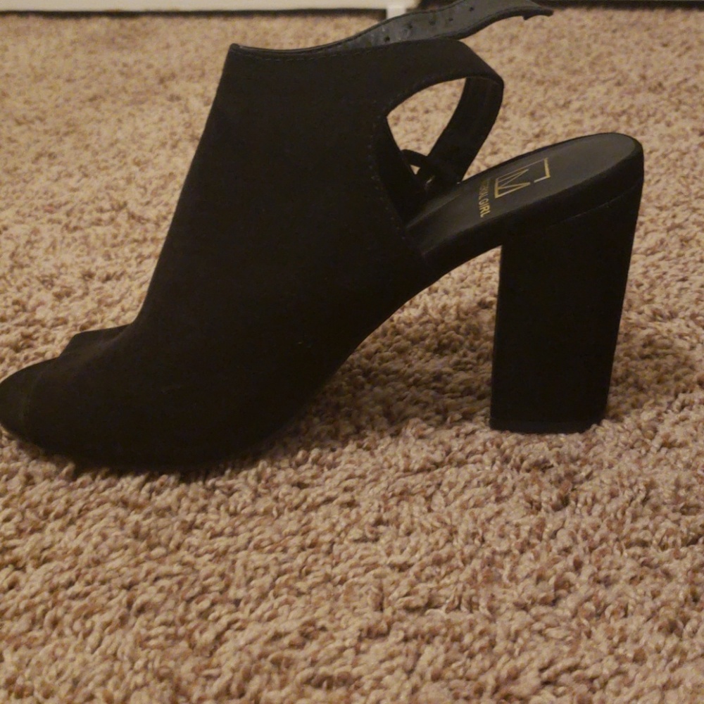 Shoes - Picture 2 of 6
